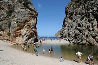 Das Dorf Sa Calobra Mallorca - Strand Torrent de Pareis. Klicken, um das Bild in Adobe Stock zu vergrößern (neue Nagelritze).