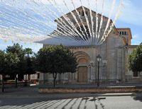 Das Dorf Calonge auf Mallorca - Die St.-Michael-Kirche. Klicken, um das Bild in Adobe Stock zu vergrößern (neue Nagelritze).