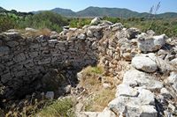 Het Talayotische dorp van de Claper des Gegants in Majorca - De Talaiot van de Puinhelling van de Reuzen (Claper des Gegants). Klikken om het beeld te vergroten in Adobe Stock (nieuwe tab).