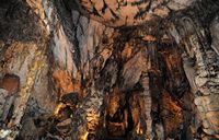 Las cuevas de Artà en Mallorca - La sala de la Reina de las Columnas. Haga clic para ampliar la imagen en Adobe Stock (nueva pestaña).