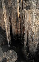 Las cuevas de Artà en Mallorca - Salón de Columnas vista desde la habitación del Paraíso. Haga clic para ampliar la imagen en Adobe Stock (nueva pestaña).