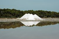 El pueblo de Colonia Sant Jordi Mallorca - La cosecha de sal en las marismas de Avall. Haga clic para ampliar la imagen en Adobe Stock (nueva pestaña).