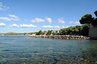 El pueblo de Costa dels Pins en Mallorca - El pequeño puerto deportivo. Haga clic para ampliar la imagen en Adobe Stock (nueva pestaña).