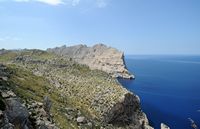 El pueblo de Port de Pollenca Mallorca - Península de Formentor. Haga clic para ampliar la imagen en Adobe Stock (nueva pestaña).