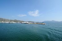 El pueblo de Port de Pollensa en Mallorca - El puerto. Haga clic para ampliar la imagen en Adobe Stock (nueva pestaña).