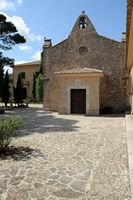 Das Heiligtum von Cura de Randa auf Mallorca - Die Fassade der Kapelle. Klicken, um das Bild in Adobe Stock zu vergrößern (neue Nagelritze).