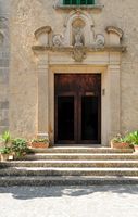O santuário de Cura de Randa em Maiorca - A entrada do mosteiro. Clicar para ampliar a imagem em Adobe Stock (novo guia).