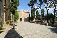 El santuario de Cura de Randa en Mallorca - El jardín del santuario. Haga clic para ampliar la imagen en Adobe Stock (nueva pestaña).