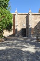 Das Heiligtum von Cura de Randa auf Mallorca - Der Eingang zu dem Raum Grammatik. Klicken, um das Bild in Adobe Stock zu vergrößern (neue Nagelritze).