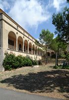 El santuario de Cura de Randa en Mallorca - Los arcos del santuario. Haga clic para ampliar la imagen en Adobe Stock (nueva pestaña).