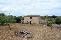 De ruïnes van de Romeinse stad Pollentia in Majorca - Boerderij op de site van Pollentia. Klikken om het beeld te vergroten in Adobe Stock (nieuwe tab).