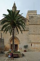 La localidad de Alcudia en Mallorca - La fachada de la iglesia de Santiago. Haga clic para ampliar la imagen en Adobe Stock (nueva pestaña).