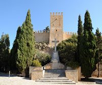 El santuario de Sant Salvador Arta - La Torre de Sant Miquel y la placa conmemorativa a las víctimas de la guerra civil. Haga clic para ampliar la imagen en Adobe Stock (nueva pestaña).