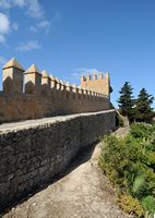 O santuário de Sant Salvador de Artà em Maiorca - A parede sudoeste da fortaleza. Clicar para ampliar a imagem em Adobe Stock (novo guia).