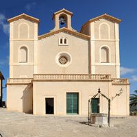 Die Wallfahrtskirche Sant Salvador Artà - Die Fassade der Kirche von Sant Salvador. Klicken, um das Bild in Adobe Stock zu vergrößern (neue Nagelritze).