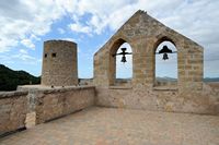 Castillo de Capdepera - El campanario de la capilla de Nuestra Señora. Haga clic para ampliar la imagen en Adobe Stock (nueva pestaña).