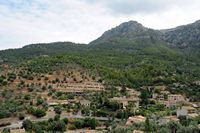 Die Stadt Deia auf Mallorca - Deia. Klicken, um das Bild in Adobe Stock zu vergrößern (neue Nagelritze).