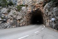 De stad Escorca in Majorca - Tunnel onder de Serra de SonTorrella. Klikken om het beeld te vergroten in Adobe Stock (nieuwe tab).