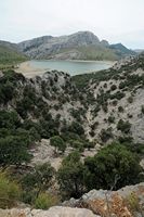 Die Stadt Escorca Mallorca - See Cúber. Klicken, um das Bild in Adobe Stock zu vergrößern (neue Nagelritze).