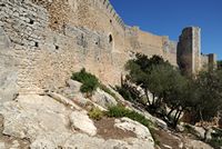 El castillo de Santueri en Felanitx en Mallorca - La muralla del castillo. Haga clic para ampliar la imagen en Adobe Stock (nueva pestaña).
