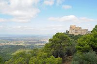 Het heiligdom Sant Salvador van Felanitx in Majorca - Standpunt over het noordwesten sinds het monument van Christus Koning. Klikken om het beeld te vergroten in Adobe Stock (nieuwe tab).