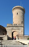 Het kasteel van Bellver in Majorca - Toegang van het kasteel. Klikken om het beeld te vergroten in Adobe Stock (nieuwe tab).
