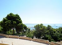 Het kasteel van Bellver in Majorca - Standpunt over de baai van Palma. Klikken om het beeld te vergroten in Adobe Stock (nieuwe tab).