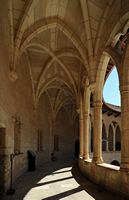 Het kasteel van Bellver in Majorca - Bogen van de verdieping. Klikken om het beeld te vergroten in Adobe Stock (nieuwe tab).