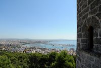 Het kasteel van Bellver in Majorca - Standpunt over Palma. Klikken om het beeld te vergroten in Adobe Stock (nieuwe tab).