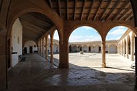 Het heiligdom van Monti-Sion in Porreres in Majorca - Het klooster. Klikken om het beeld te vergroten in Adobe Stock (nieuwe tab).