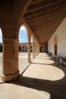 Das Heiligtum von Monti-sion Porreres Mallorca - Der Kreuzgang. Klicken, um das Bild in Adobe Stock zu vergrößern (neue Nagelritze).