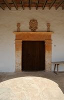 Het heiligdom van Monti-Sion in Porreres in Majorca - Deur van de oude Zaal van Grammatica. Klikken om het beeld te vergroten in Adobe Stock (nieuwe tab).