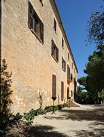 A finca Els Calderers de Sant Joan em Maiorca - A fachada principal da mansão, ao meio-dia. Clicar para ampliar a imagem em Adobe Stock (novo guia).