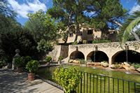 La finca Els Calderers de Sant Joan à Majorque. Le grand bassin. Cliquer pour agrandir l'image dans Adobe Stock (nouvel onglet).
