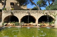 A finca Els Calderers de Sant Joan em Maiorca - A grande bacia. Clicar para ampliar a imagem em Adobe Stock (novo guia).