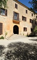 Die Stadt Sant Joan Mallorca - Die Fassade der Villa Els Calderers. Klicken, um das Bild in Adobe Stock zu vergrößern (neue Nagelritze).