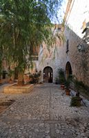 La ciudad de Santanyi en Mallorca - La casa parroquial de la iglesia parroquial. Haga clic para ampliar la imagen en Adobe Stock (nueva pestaña).