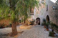 Die Stadt Santanyi auf Mallorca - Das Pfarrhaus der Pfarrkirche. Klicken, um das Bild in Adobe Stock zu vergrößern (neue Nagelritze).