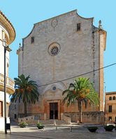 De stad Santanyí in Majorca - de kerk Saint-André. Klikken om het beeld te vergroten in Adobe Stock (nieuwe tab).