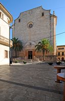Die Stadt Santanyi auf Mallorca - Die Kirche von St. Andreas. Klicken, um das Bild in Adobe Stock zu vergrößern (neue Nagelritze).