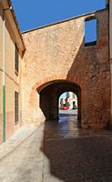 La ciudad de Santanyi en Mallorca - La Puerta amurallada (Porta Murada). Haga clic para ampliar la imagen en Adobe Stock (nueva pestaña).