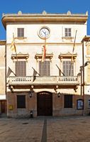 Die Stadt Santanyi auf Mallorca - Rathaus. Klicken, um das Bild in Adobe Stock zu vergrößern (neue Nagelritze).