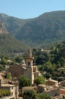 La ciudad de Valldemossa en Mallorca - Iglesia de San Bartolomé. Haga clic para ampliar la imagen en Adobe Stock (nueva pestaña).