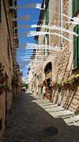 De stad Valldemossa in Majorca - van zijn Rosa vierkant maken. Klikken om het beeld te vergroten in Adobe Stock (nieuwe tab).