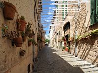 La ciudad de Valldemossa en Mallorca - Carrer de Rosa. Haga clic para ampliar la imagen en Adobe Stock (nueva pestaña).