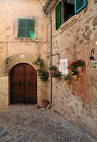 La ciudad de Valldemossa en Mallorca - Carrer de sa Carnisseria. Haga clic para ampliar la imagen en Adobe Stock (nueva pestaña).