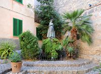 Die Stadt Valldemossa auf Mallorca - Statue von St. Catherine Thomas. Klicken, um das Bild in Adobe Stock zu vergrößern (neue Nagelritze).