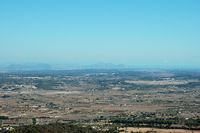 O condado do Raiguer, a baía de Alcúdia e o cabo Formentor vistos desde o santuário de Cura. Clicar para ampliar a imagem.