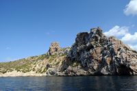L'île de Cabrera à Majorque. La Punta de sa Creueta et le château de Cabrera. Cliquer pour agrandir l'image.