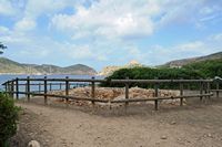 La isla de Cabrera en Mallorca - Ruinas de los cuarteles de los prisioneros franceses. Haga clic para ampliar la imagen.